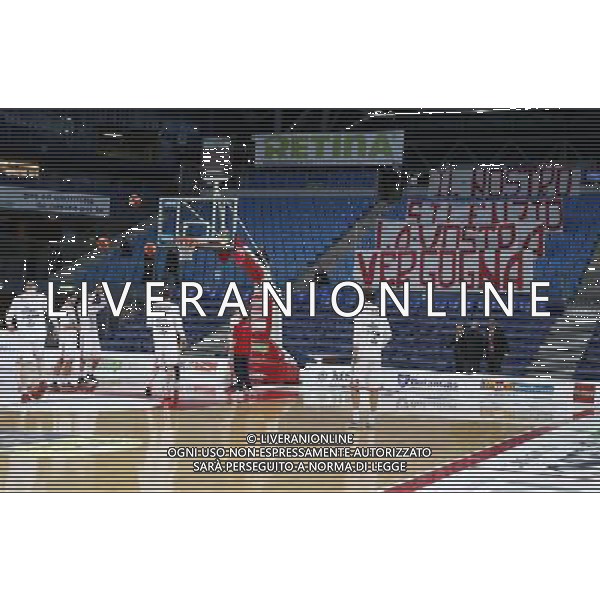 Basket Consultinvest Pesaro - Red October CantÃ¹ 05/02/2017 nella foto: gli striscioni contro la Consultinvest Pesaro Â©Claudio Zamagni/Agenzia Aldo Liverani