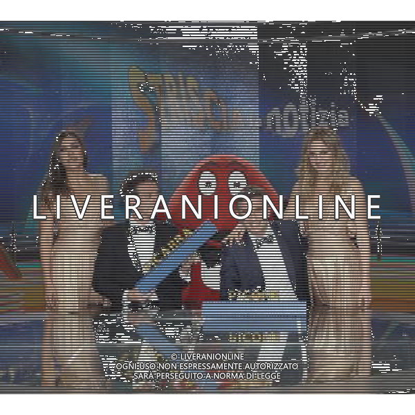 Cologno Monzese ( MI ) 06/02/2017 Mediaset - Photocall Striscia la Notizia Nella foto: Ludovica Frasca, Salvatore Ficarra, il Gabibbo, Valentino Picone e Irene Cioni PH Lauro Montagnini / AGENZIA ALDO LIVERANI SAS