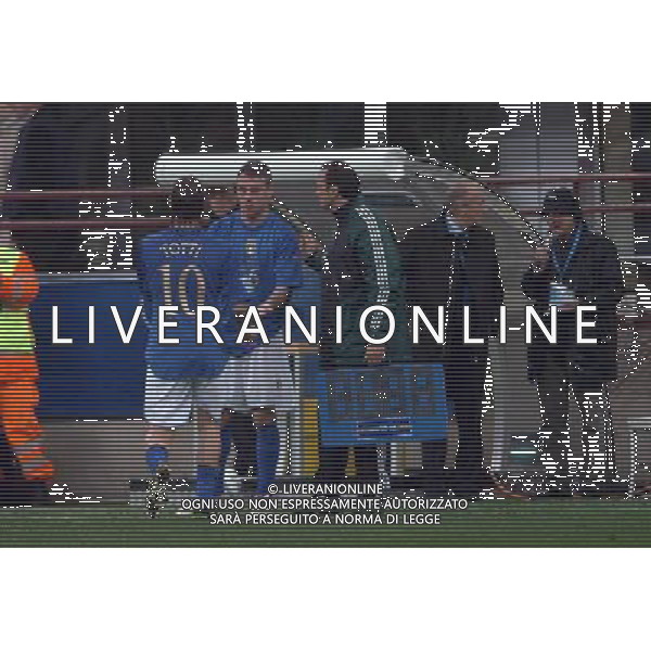 Milano 26-03-05 qualificazioni mondiali 2006 italia-scozia 2:0 nella foto sostituzione totti con de rossi ph marco luzzani/ag aldo liverani s.a.s.