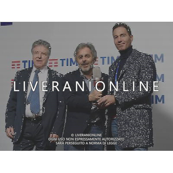 67mo Festival di Sanremo della Canzone Italiana Sanremo (IM) - 10.02.2017 Premio Assomusica Nella Foto:Lâ€™associazione italiana degli organizzatori e produttori di spettacoli musicali dal vivo presieduta da Vincenzo Spera premia Maldestro e Isoradio RAI /Ph.Vitez-Ag. Aldo Liverani