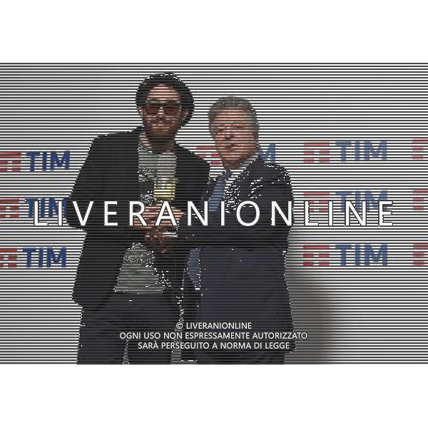 67mo Festival di Sanremo della Canzone Italiana Sanremo (IM) - 10.02.2017 Premio Assomusica Nella Foto:Lâ€™associazione italiana degli organizzatori e produttori di spettacoli musicali dal vivo presieduta da Vincenzo Spera premia Maldestro e Isoradio RAI /Ph.Vitez-Ag. Aldo Liverani