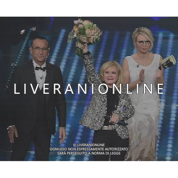 67mo Festival di Sanremo della Canzone Italiana Sanremo (IM) - 11.02.2017 Serata Finale Nella Foto:Rita Pavone riceve il Premio alla Carriera cittaÕ di Sanremo da Maria De Filippi e Carlo Conti /Ph.Vitez-Ag. Aldo Liverani