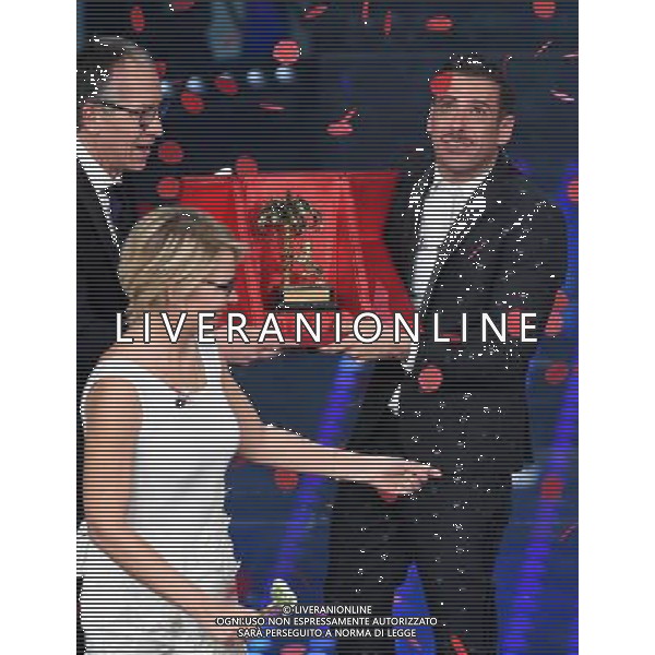 67mo Festival di Sanremo della Canzone Italiana Sanremo (IM) - 11.02.2017 Serata Finale Nella Foto:Francesco Gabbani vincitore del Festival di Sanremo riceve il premio - Maria De Filippi /Ph.Vitez-Ag. Aldo Liverani