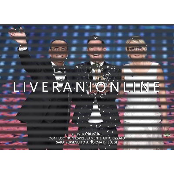 67mo Festival di Sanremo della Canzone Italiana Sanremo (IM) - 11.02.2017 Serata Finale Nella Foto:Francesco Gabbani vincitore del Festival di Sanremo con Maria De Filippi e Carlo Conti /Ph.Vitez-Ag. Aldo Liverani