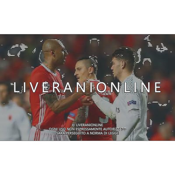firo : 14.02.2017, Fu§ball, Saison 2016/2017, UEFA, Champions League, CL, CHL, Benfica Lissabon - BVB, Borussia Dortmund 1:0 Jubel, Luisao congratulates Ederson of Benfica $worldrights,Es gelten unsere AGB, einsehbar auf www.firosportphoto.de, ¤ONLY FOR USE IN GERMANY !!!!! Photo : BPI copyright by firo sportphoto: Coesfelder Str. 207 D-48249 DŸlmen www.firosportphoto.de mail@firosportphoto.de (V o l k s b a n k B o c h u m - W i t t e n ) BLZ.: 430 601 29 Kt. Nr.: 341 117 100 Tel:Ê +49-2594-9916004 Fax:Ê+49-2594-9916005 AG ALDO LIVERANI SAS ONLY ITALY