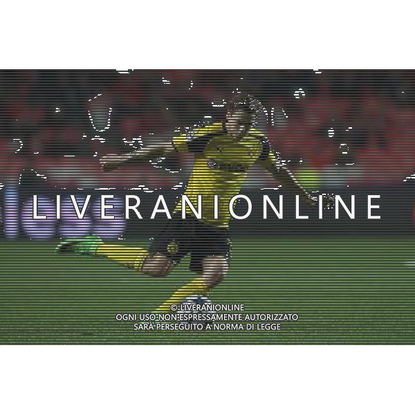 firo : 14.02.2017, Fu§ball, Saison 2016/2017, UEFA, Champions League, CL, CHL, Benfica Lissabon - BVB, Borussia Dortmund 1:0 Erik DURM, BVB, Einzelaktion $worldrights,Es gelten unsere AGB, einsehbar auf www.firosportphoto.de, copyright by firo sportphoto: Coesfelder Str. 207 D-48249 DŸlmen www.firosportphoto.de mail@firosportphoto.de (V o l k s b a n k B o c h u m - W i t t e n ) BLZ.: 430 601 29 Kt. Nr.: 341 117 100 Tel:Ê +49-2594-9916004 Fax:Ê+49-2594-9916005 AG ALDO LIVERANI SAS ONLY ITALY