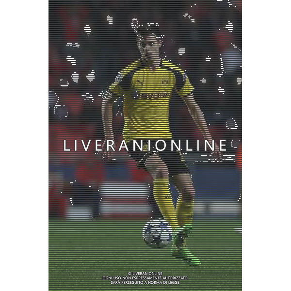 firo : 14.02.2017, Fu§ball, Saison 2016/2017, UEFA, Champions League, CL, CHL, Benfica Lissabon - BVB, Borussia Dortmund 1:0 Julian Weigl, BVB, Einzelaktion $worldrights,Es gelten unsere AGB, einsehbar auf www.firosportphoto.de, copyright by firo sportphoto: Coesfelder Str. 207 D-48249 DŸlmen www.firosportphoto.de mail@firosportphoto.de (V o l k s b a n k B o c h u m - W i t t e n ) BLZ.: 430 601 29 Kt. Nr.: 341 117 100 Tel:Ê +49-2594-9916004 Fax:Ê+49-2594-9916005 AG ALDO LIVERANI SAS ONLY ITALY