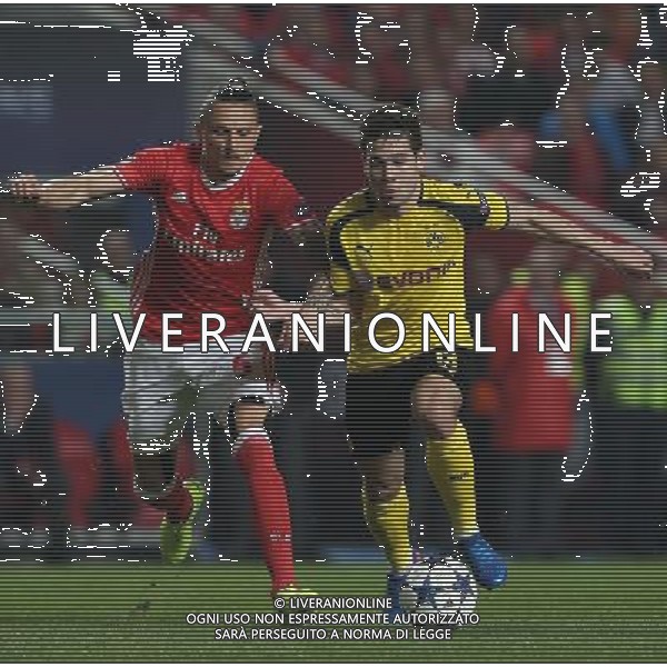 firo : 14.02.2017, Fu§ball, Saison 2016/2017, UEFA, Champions League, CL, CHL, Benfica Lissabon - BVB, Borussia Dortmund 1:0 defender Raphael Guerreiro from Portugal (R) and Benfica«s midfielder Ljubomir Fejsa from Serbia $worldrights,Es gelten unsere AGB, einsehbar auf www.firosportphoto.de, copyright by firo sportphoto: Coesfelder Str. 207 D-48249 DŸlmen www.firosportphoto.de mail@firosportphoto.de (V o l k s b a n k B o c h u m - W i t t e n ) BLZ.: 430 601 29 Kt. Nr.: 341 117 100 Tel:Ê +49-2594-9916004 Fax:Ê+49-2594-9916005 AG ALDO LIVERANI SAS ONLY ITALY