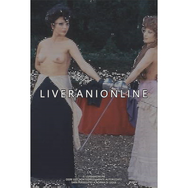 nella foto Vitti Monica e sylva koscina duello a seno nudo nel film Nini\' Tirabuscio\', la donna che invento\' la mossa nel 1970 retrospettiva ph archivio giovanni liverani/ag aldo liverani s.a.s.