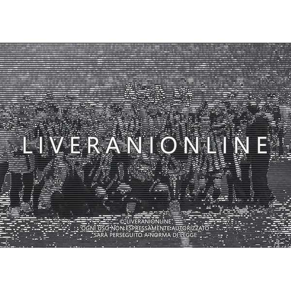 11-05-1994 MILANO FINALE DI COPPA UEFA INTER SALISBURGO NELLA FOTO LA FORMAZIONE DELL\'INTER FESTEGGIA CON LA COPPA UEFA AG ALDO LIVERANI SAS