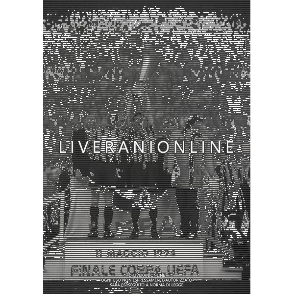 11-05-1994 MILANO FINALE DI COPPA UEFA INTER SALISBURGO NELLA FOTO WIM JONK CON LA COPPA UEFA AG ALDO LIVERANI SAS