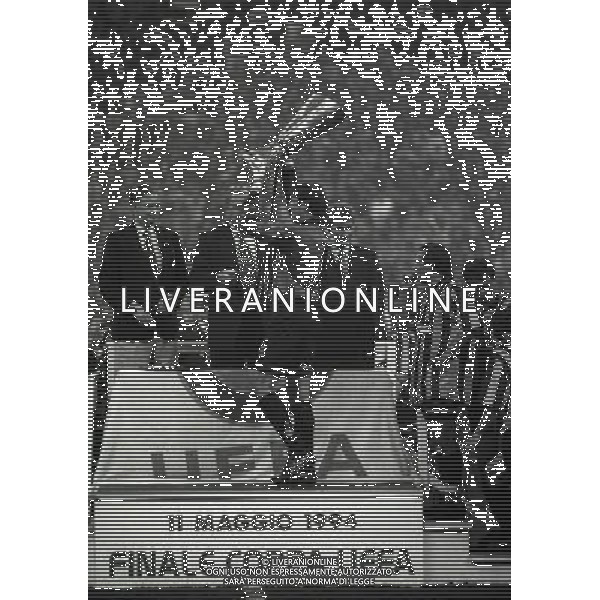 11-05-1994 MILANO FINALE DI COPPA UEFA INTER SALISBURGO NELLA FOTO WALTER ZENGA CON LA COPPA UEFA AG ALDO LIVERANI SAS