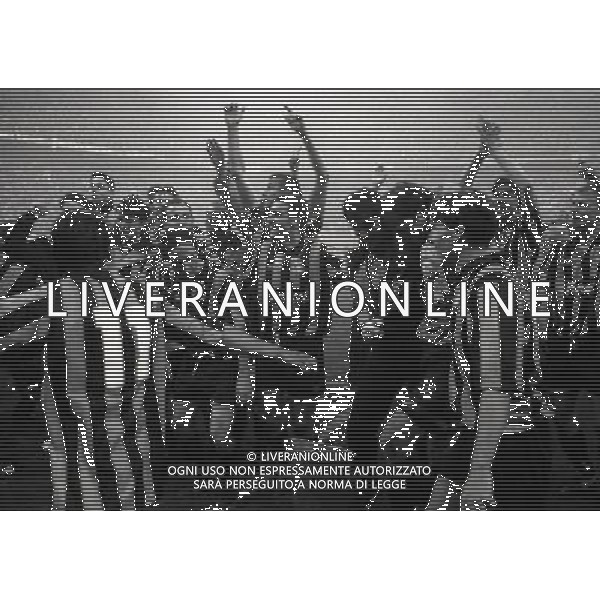 11-05-1994 MILANO FINALE DI COPPA UEFA INTER SALISBURGO NELLA FOTO I GIOCATORI DELL\'INTER FESTEGGIANO LA COPPA UEFA AG ALDO LIVERANI SAS