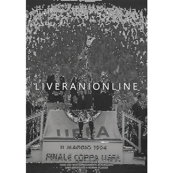 11-05-1994 MILANO FINALE DI COPPA UEFA INTER SALISBURGO NELLA FOTO GIUSEPPE BERGOMI CON LA COPPA UEFA AG ALDO LIVERANI SAS