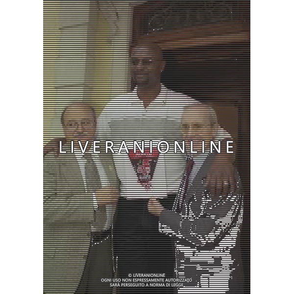 MILANO 30-09-1999 SEDE OLIMPIA MILANO BASKET NELLA FOTO PASQUALE CAPUTO PRESIDENTE OLIMPIA MILANO CON DAN PETERSON E JOE BRYANT AG ALDO LIVERANI SAS