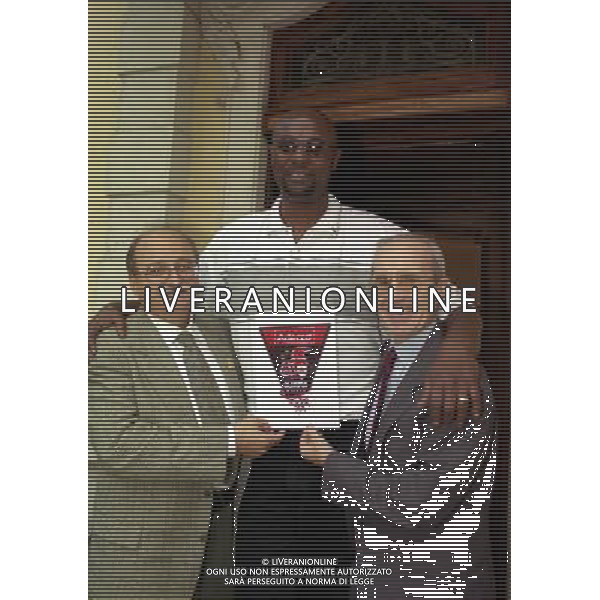 MILANO 30-09-1999 SEDE OLIMPIA MILANO BASKET NELLA FOTO PASQUALE CAPUTO PRESIDENTE OLIMPIA MILANO CON DAN PETERSON E JOE BRYANT AG ALDO LIVERANI SAS