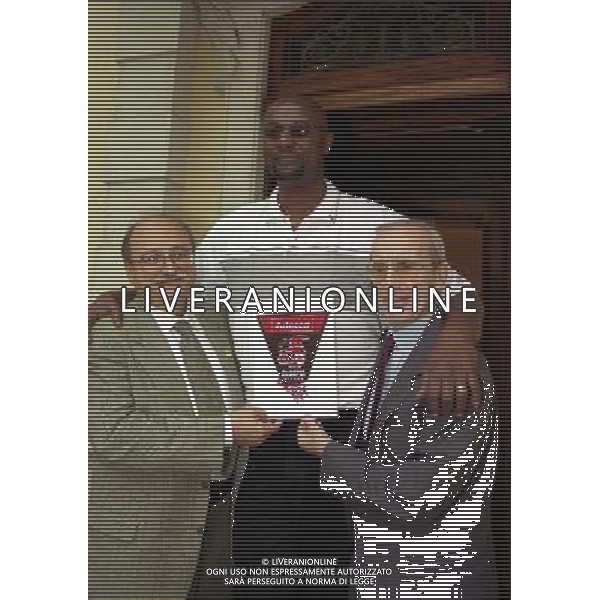 MILANO 30-09-1999 SEDE OLIMPIA MILANO BASKET NELLA FOTO PASQUALE CAPUTO PRESIDENTE OLIMPIA MILANO CON DAN PETERSON E JOE BRYANT AG ALDO LIVERANI SAS