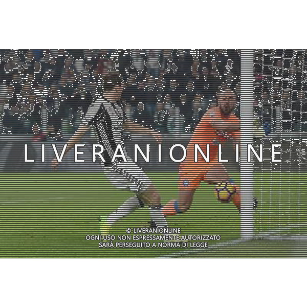 Coppa Italia TIM Cup 2016/2017 Semifinale Andata Torino - 28.02.2017 Juventus-Napoli Nella Foto:occasione lichtsteiner parata da reina /Ph.Vitez-Ag. Aldo Liverani