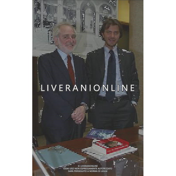 MILANO 29/3/2005 VIA SAN PAOLO, 12 PRESENTAZIONE DEL LIBRO DI FRANCESCO GIORGINO: -DIETRO LE NOTIZIE- NELLA FOTO ENZO CARRA E FRANCESCO GIORGINO FOTO ROMANO/AG ALDO LIVERANI