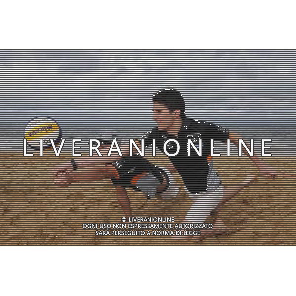 (L to R): Sergio Perez (MEX) Sahara Force India F1 and team mate Esteban Ocon (FRA) Sahara Force India F1 Team play volleyball on Brighton Beach. 22.03.2017. Formula 1 World Championship, Rd 1, Australian Grand Prix, Albert Park, Melbourne, Australia, Preparation Day. AG ALDO LIVERANI SAS ONLY ITALY