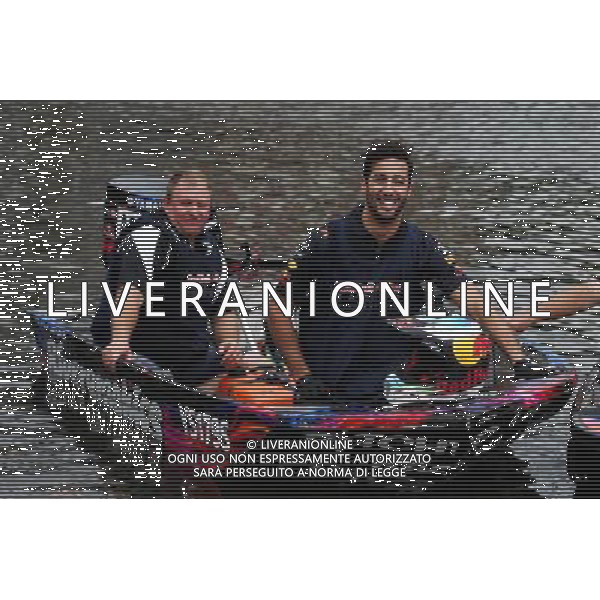 (L to R): Daniel Ricciardo (AUS) Red Bull Racing dinghy racing on the Yarra River. 22.03.2017. Formula 1 World Championship, Rd 1, Australian Grand Prix, Albert Park, Melbourne, Australia, Preparation Day. AG ALDO LIVERANI SAS ONLY ITALY