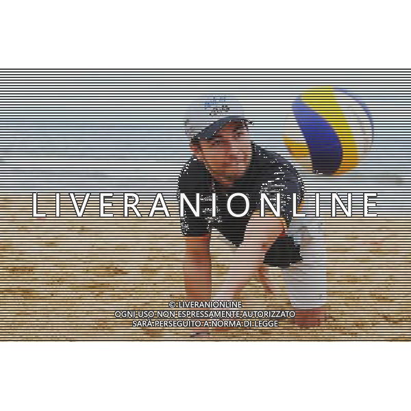 Sergio Perez (MEX) Sahara Force India F1 plays volleyball on Brighton Beach. 22.03.2017. Formula 1 World Championship, Rd 1, Australian Grand Prix, Albert Park, Melbourne, Australia, Preparation Day. AG ALDO LIVERANI SAS ONLY ITALY