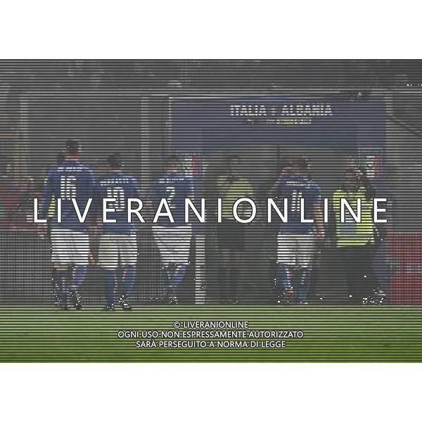 Italia - Albania, partita gruppo G di qualificazione ai Mondiali di calcio di Russia 2018 al \'Renzo Barbera\' di Palermo 24 marzo 2017 nella foto l\'arbitro sospende la partita per i fumogeni e i giocatori lasciano il campo ©SERGI / AGENZIA ALDO LIVERANI SAS