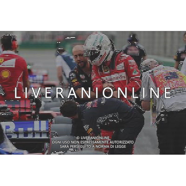 Sebastian Vettel (GER) Ferrari tries to look at the Red Bull Racing RB13 iin qualifying parc ferme. 25.03.2017. Formula 1 World Championship, Rd 1, Australian Grand Prix, Albert Park, Melbourne, Australia, Qualifying Day. ONLY ITALY AG ALDO LIVERANI SAS