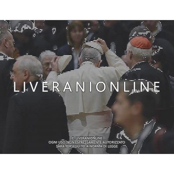 Visita Pastorale di sua Santita\' Papa Francesco a Milano Milano - 25.03.2017 Nella Foto:Sua Santita\' Papa Francesco nel Duomo di Milano scambia il cappello con un fedele /Ph.Vitez-Ag. Aldo Liverani