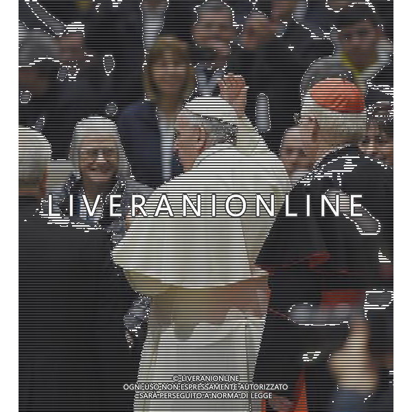 Visita Pastorale di sua Santita\' Papa Francesco a Milano Milano - 25.03.2017 Nella Foto:Sua Santita\' Papa Francesco nel Duomo di Milano scambia il cappello con un fedele /Ph.Vitez-Ag. Aldo Liverani