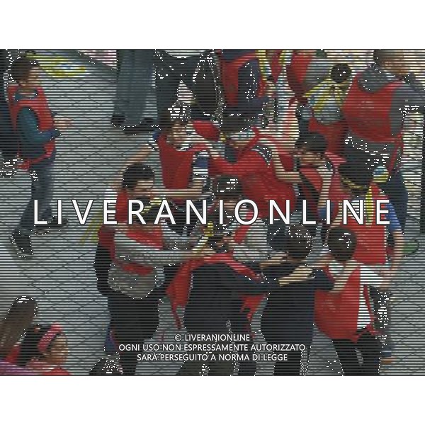 Milano ( MI ) 25/03/2017 Stadio San Siro il Papa incontra i cresimandi e cresimati Nella foto: I fedeli mentre fanno un giro tondo PH Lauro Montagnini / AGENZIA ALDO LIVERANI SAS Visita Pastorale di sua Santita\' Papa Francesco a Milano che incontra i cresimandi allo stadio San Siro 25.03.2017