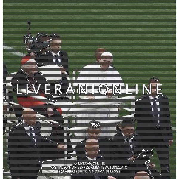 Milano ( MI ) 25/03/2017 Stadio San Siro il Papa incontra i cresimandi e cresimati Nella foto: Papa Francesco saluta i fedeli PH Lauro Montagnini / AGENZIA ALDO LIVERANI SAS Visita Pastorale di sua Santita\' Papa Francesco a Milano che incontra i cresimandi allo stadio San Siro 25.03.2017