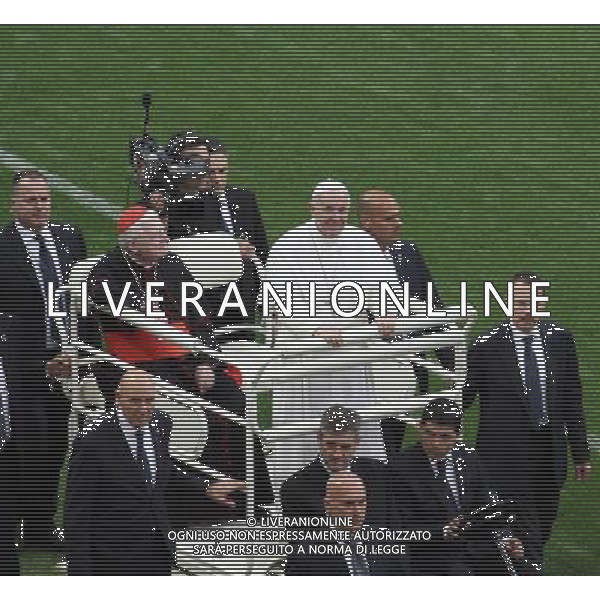 Milano ( MI ) 25/03/2017 Stadio San Siro il Papa incontra i cresimandi e cresimati Nella foto: Papa Francesco saluta i fedeli PH Lauro Montagnini / AGENZIA ALDO LIVERANI SAS Visita Pastorale di sua Santita\' Papa Francesco a Milano che incontra i cresimandi allo stadio San Siro 25.03.2017