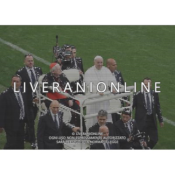 Milano ( MI ) 25/03/2017 Stadio San Siro il Papa incontra i cresimandi e cresimati Nella foto: Papa Francesco saluta i fedeli PH Lauro Montagnini / AGENZIA ALDO LIVERANI SAS Visita Pastorale di sua Santita\' Papa Francesco a Milano che incontra i cresimandi allo stadio San Siro 25.03.2017
