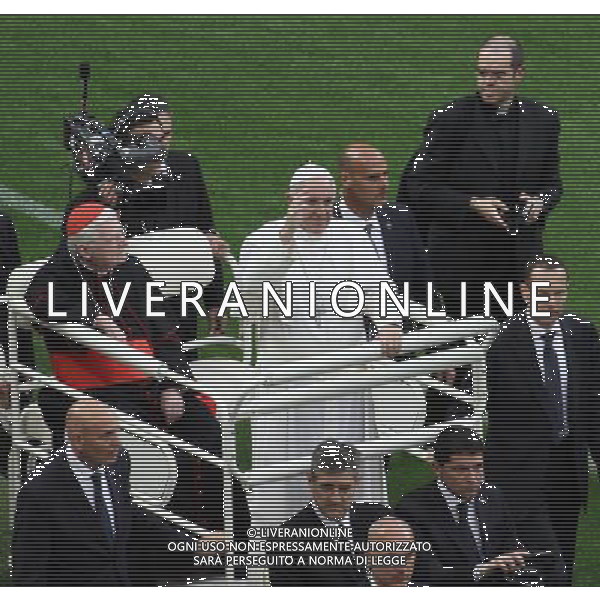 Milano ( MI ) 25/03/2017 Stadio San Siro il Papa incontra i cresimandi e cresimati Nella foto: Papa Francesco saluta i fedeli PH Lauro Montagnini / AGENZIA ALDO LIVERANI SAS Visita Pastorale di sua Santita\' Papa Francesco a Milano che incontra i cresimandi allo stadio San Siro 25.03.2017
