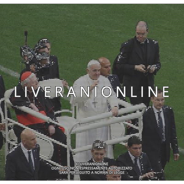 Milano ( MI ) 25/03/2017 Stadio San Siro il Papa incontra i cresimandi e cresimati Nella foto: Papa Francesco saluta i fedeli PH Lauro Montagnini / AGENZIA ALDO LIVERANI SAS Visita Pastorale di sua Santita\' Papa Francesco a Milano che incontra i cresimandi allo stadio San Siro 25.03.2017