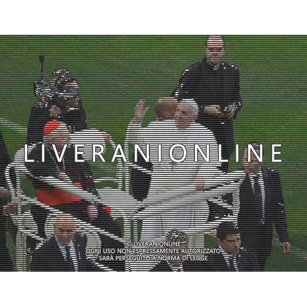 Milano ( MI ) 25/03/2017 Stadio San Siro il Papa incontra i cresimandi e cresimati Nella foto: Papa Francesco saluta i fedeli PH Lauro Montagnini / AGENZIA ALDO LIVERANI SAS Visita Pastorale di sua Santita\' Papa Francesco a Milano che incontra i cresimandi allo stadio San Siro 25.03.2017