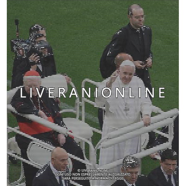 Milano ( MI ) 25/03/2017 Stadio San Siro il Papa incontra i cresimandi e cresimati Nella foto: Papa Francesco saluta i fedeli PH Lauro Montagnini / AGENZIA ALDO LIVERANI SAS Visita Pastorale di sua Santita\' Papa Francesco a Milano che incontra i cresimandi allo stadio San Siro 25.03.2017