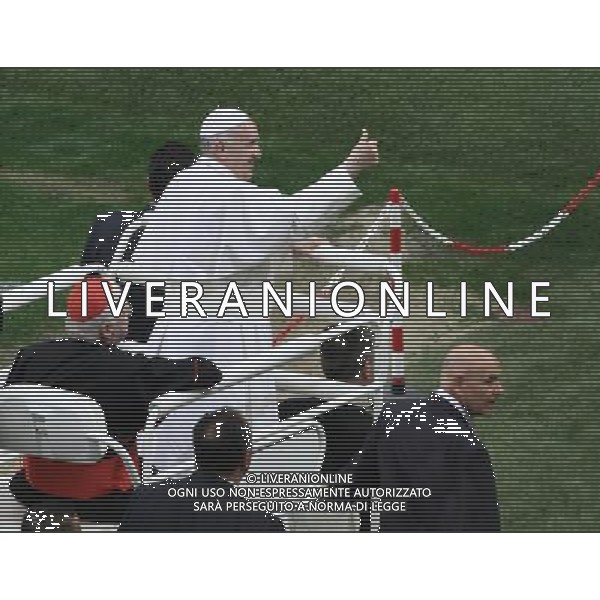 Milano ( MI ) 25/03/2017 Stadio San Siro il Papa incontra i cresimandi e cresimati Nella foto: Papa Francesco saluta i fedeli PH Lauro Montagnini / AGENZIA ALDO LIVERANI SAS Visita Pastorale di sua Santita\' Papa Francesco a Milano che incontra i cresimandi allo stadio San Siro 25.03.2017