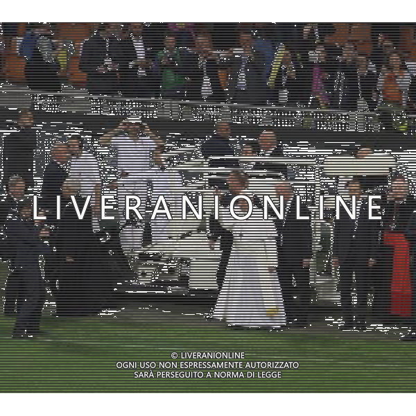Milano ( MI ) 25/03/2017 Stadio San Siro il Papa incontra i cresimandi e cresimati Nella foto: Papa Francesco PH Lauro Montagnini / AGENZIA ALDO LIVERANI SAS Visita Pastorale di sua Santita\' Papa Francesco a Milano che incontra i cresimandi allo stadio San Siro 25.03.2017