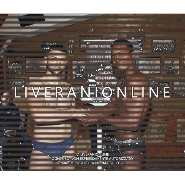 Milano, ( MI ) 31/03/2017 Dixieland Cafe cerimonia del peso dei pugili Nella foto: Antonino Barbagallo e Samuel Nmomah - Pesi medi PH Lauro Montagnini AG ALDO LIVERANI SAS