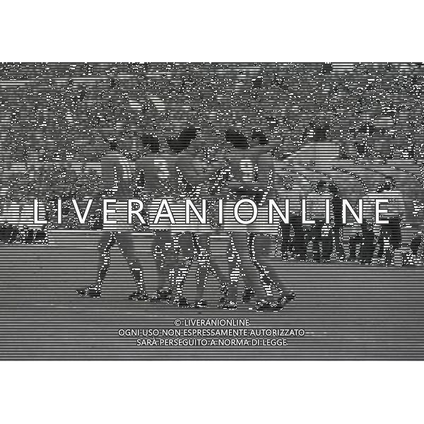 01-11-1980 ROMA STADIO OLIMPICO ITALIA DANIMARCA 2-0 NELLA FOTO ABBRACCI GIOCATORI ITALIA AG ALDO LIVERANI SAS