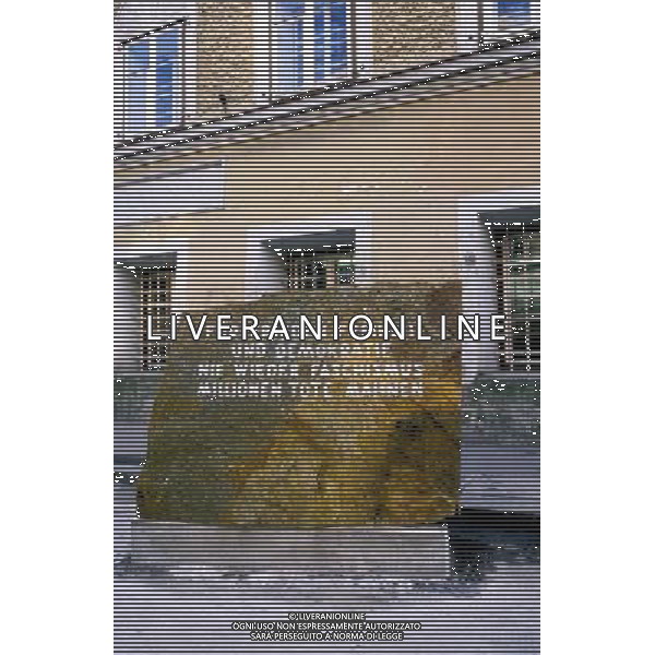 Braunau (Austria ) nella foto: Casa Natale di Adolf Hitler con scritta: Per la pace ,la liberta ,mai piu\' il fascismo. Milioni di morti Ammoniscono. foto Recalcati Danilo /Ag aldo liverani