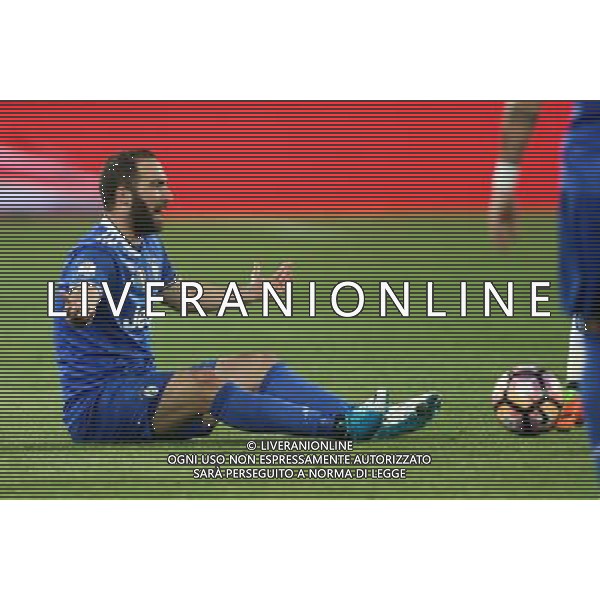 Napoli - Juventus Coppa Italia Tim Cup semifinale di ritorno 05 Aprile 2017 nella foto GONZALO HIGUAIN A TERRA PROTESTA Â© Mosca / AGENZIA ALDO LIVERANI SAS