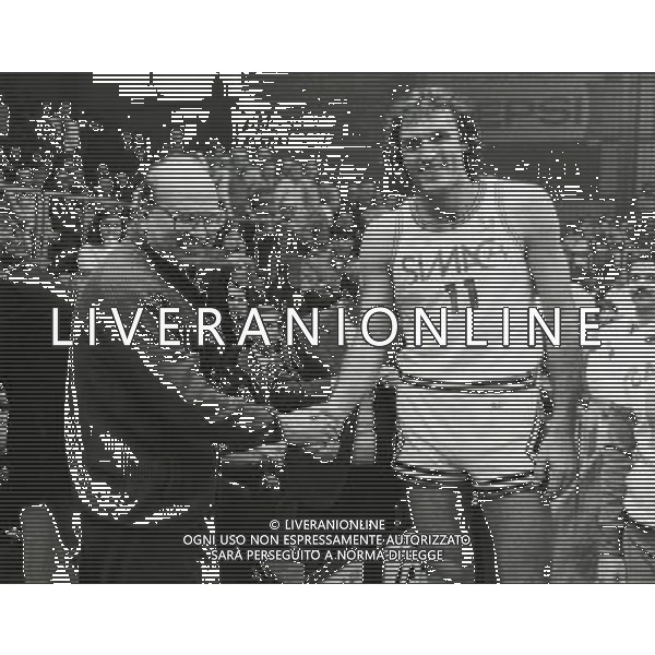 Dino Meneghin, cestista, giocatore di basket italiano - Retrospettiva nella foto con la maglia della Simac Olimpia Milano con Bettino Craxi © ARCHIVIO / AGENZIA ALDO LIVERANI SAS