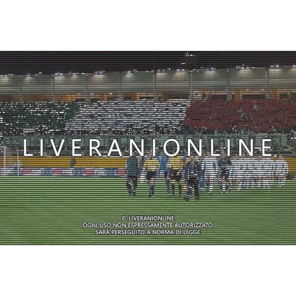 Padova 30-03-2005 Italia - Islanda 0:0 gara amichevole nella foto squadre entrano in campo ph marco Luzzani/ag. aldo liverani S.a.s.