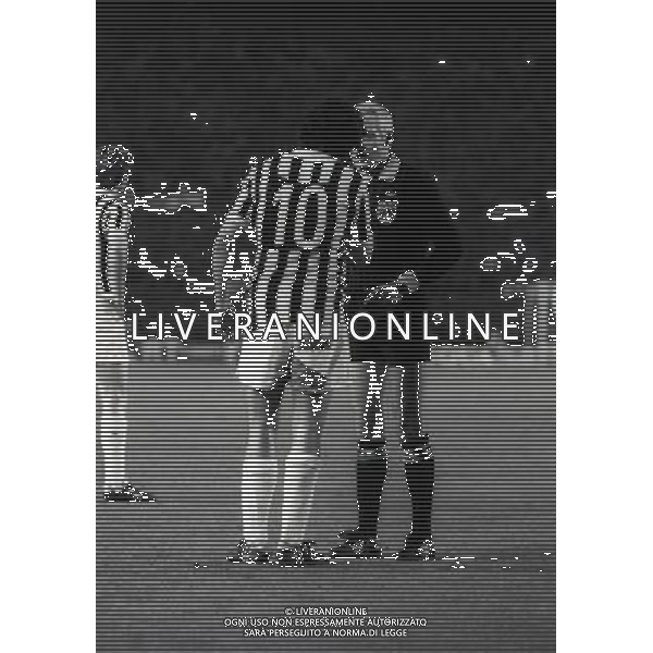 TORINO 25-04-1984 SEMIFINALE DI COPPA DELLE COPPE JUVENTUS MANCHESTER UNITED NELLA FOTO ARBITRO ALEXIS PONNET E MICHEL PLATINI AG ALDO LIVERANI SAS