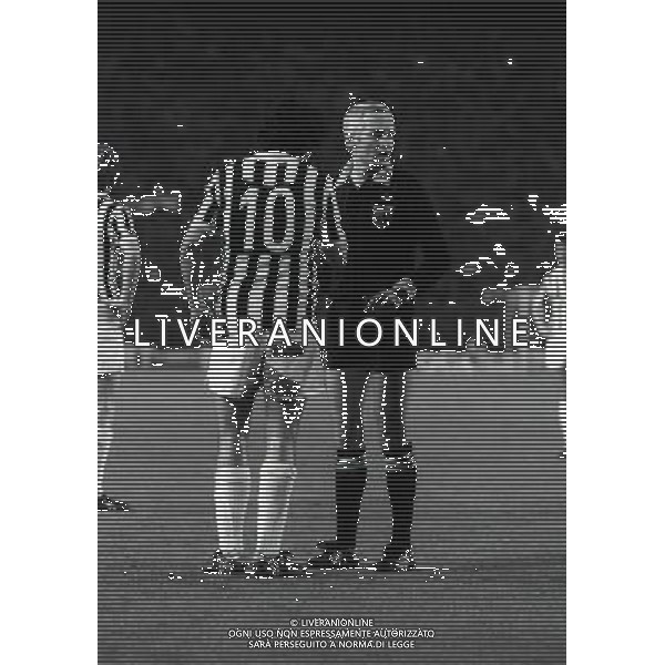TORINO 25-04-1984 SEMIFINALE DI COPPA DELLE COPPE JUVENTUS MANCHESTER UNITED NELLA FOTO ARBITRO ALEXIS PONNET E MICHEL PLATINI AG ALDO LIVERANI SAS