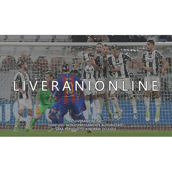 UEFA Champions League 2016/2017 Quarti di Finale Andata Torino - 11.04.2017 Juventus-Barcellona Nella Foto: la punizione di lionel messi contro la barriera /Ph.Vitez-Ag. Aldo Liverani