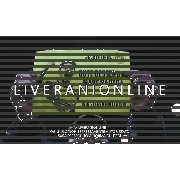 firo : 12.04.2017 Fu§ball, Saison 2016/2017 UEFA Champions League Viertelfinale Hinspiel BVB Borussia Dortmund - AS Monaco 2:3 Plakat Fans Gute Besserung MArc BARTRA $worldrights,Es gelten unsere AGB, einsehbar auf www.firosportphoto.de, copyright by firo sportphoto: Coesfelder Str. 207 D-48249 DŸlmen www.firosportphoto.de mail@firosportphoto.de (V o l k s b a n k B o c h u m - W i t t e n ) IBAN DE68 4306 0129 0341 1171 00 Tel: +49-2594-9916004 Fax: +49-2594-9916005 / AGENZIA ALDO LIVERANI SAS - ITALY ONLY EDITORIAL USE ONLY